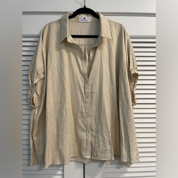 Everyday Chic Boutique Button Down Swing Top. Cream & Gold Stripes. Size M/L. - Picture 1 of 6
